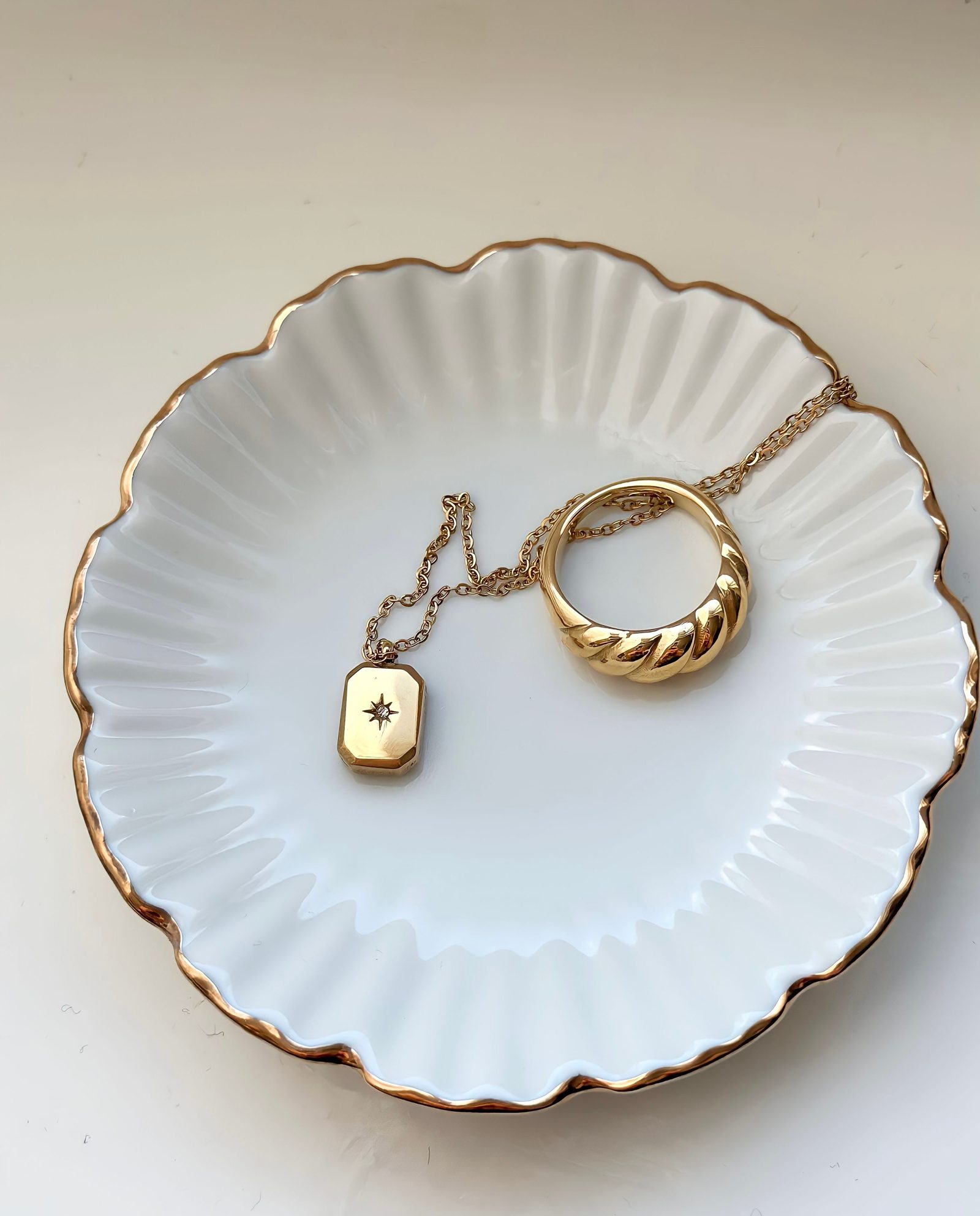 Minimal gold ring and necklace